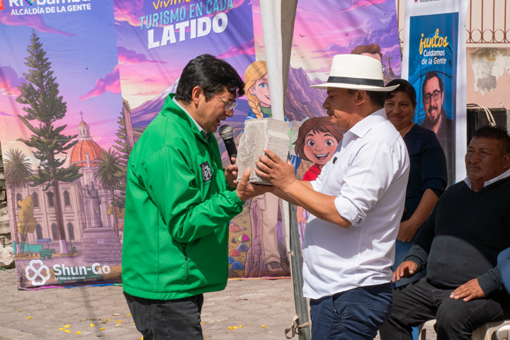 Municipio entrega primer lote de adoquines a Licto