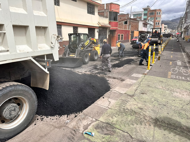 Alcaldía de la gente fortalece el mantenimiento vial en distintos sectores de Riobamba