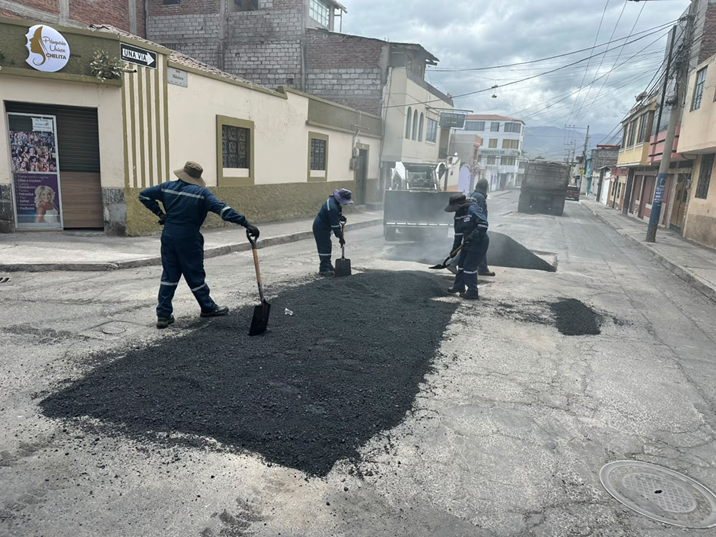 Mantenimiento vial mejora la movilidad en varios sectores de Riobamba