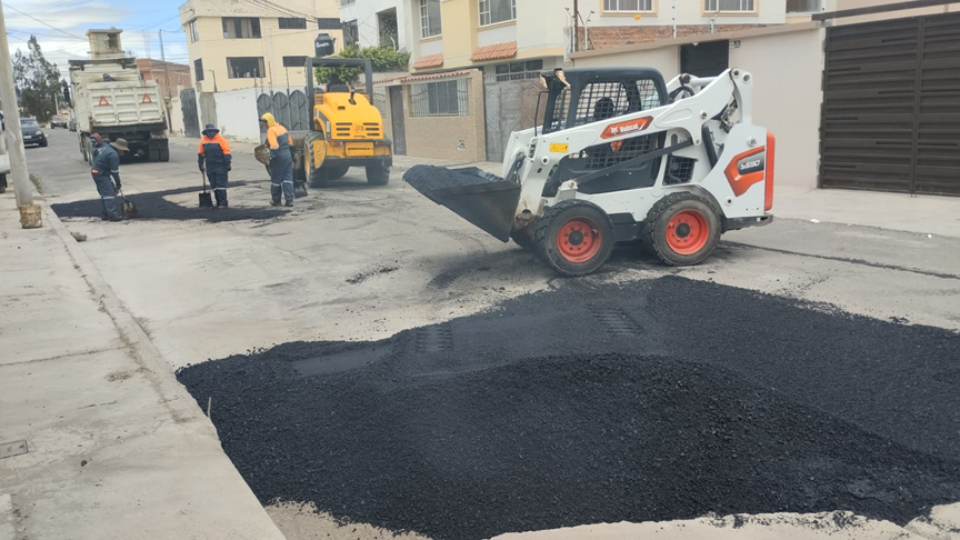 Mantenimiento vial mejora la movilidad en varios sectores de Riobamba