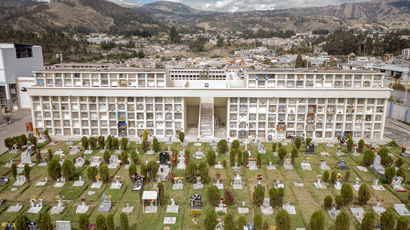 Mantenimiento del cementerio general de Riobamba avanza en el 80%