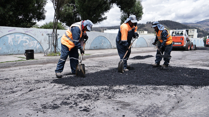Alcaldía de Riobamba intervino calles de Liberación Popular con trabajos de bacheo